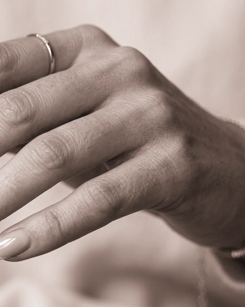 Cat Eye Nails Style 9: Abstract Fluid Ribbon Art on round nails